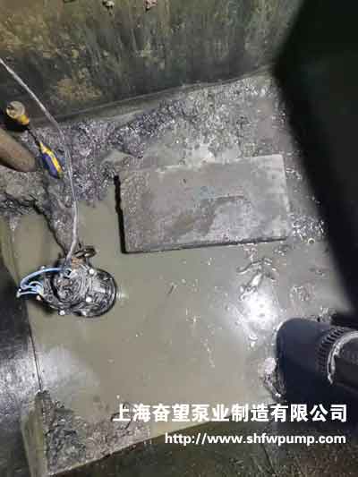 集水坑內更換潛水排污泵，調試配電柜